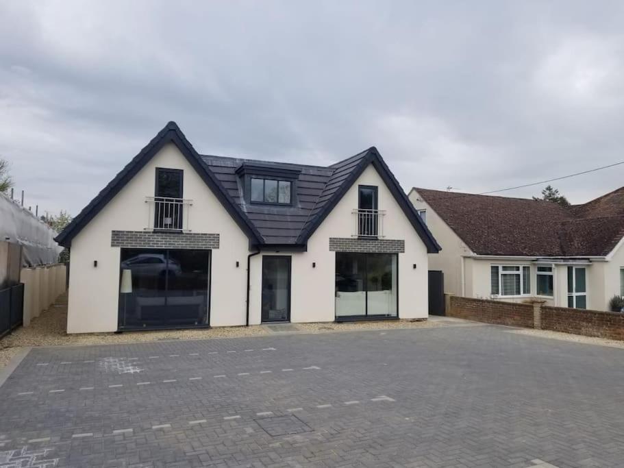 Evergreen Lodge - Two Bed Lux Flat - Parking, Garden, Patio, Wifi, Netflix - Close To Blenheim Palace & Oxford - F3 Kidlington Esterno foto