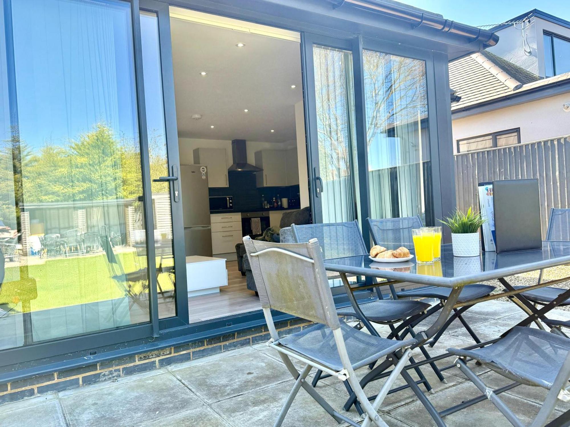 Evergreen Lodge - Two Bed Lux Flat - Parking, Garden, Patio, Wifi, Netflix - Close To Blenheim Palace & Oxford - F3 Kidlington Esterno foto