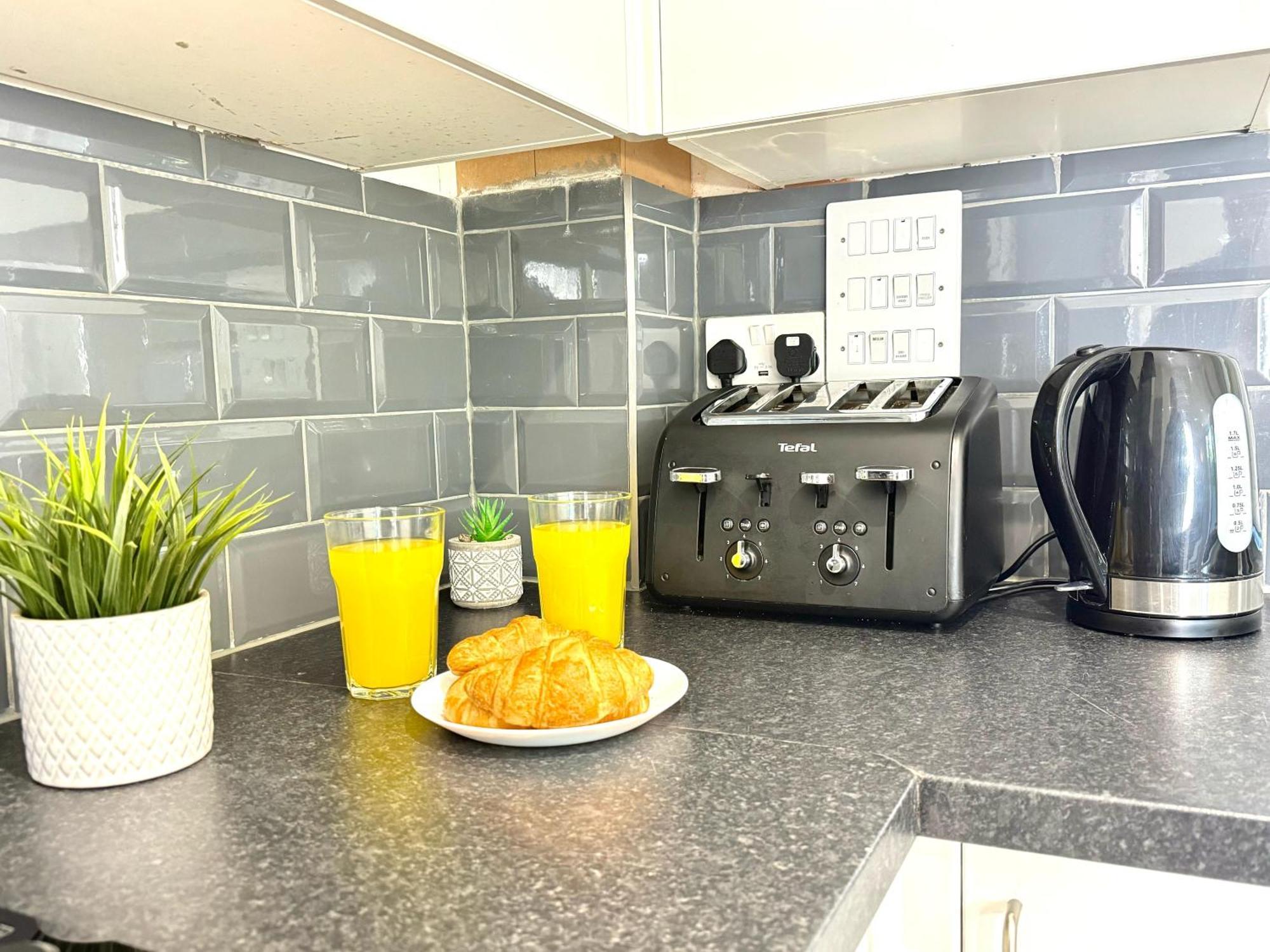 Evergreen Lodge - Two Bed Lux Flat - Parking, Garden, Patio, Wifi, Netflix - Close To Blenheim Palace & Oxford - F3 Kidlington Esterno foto