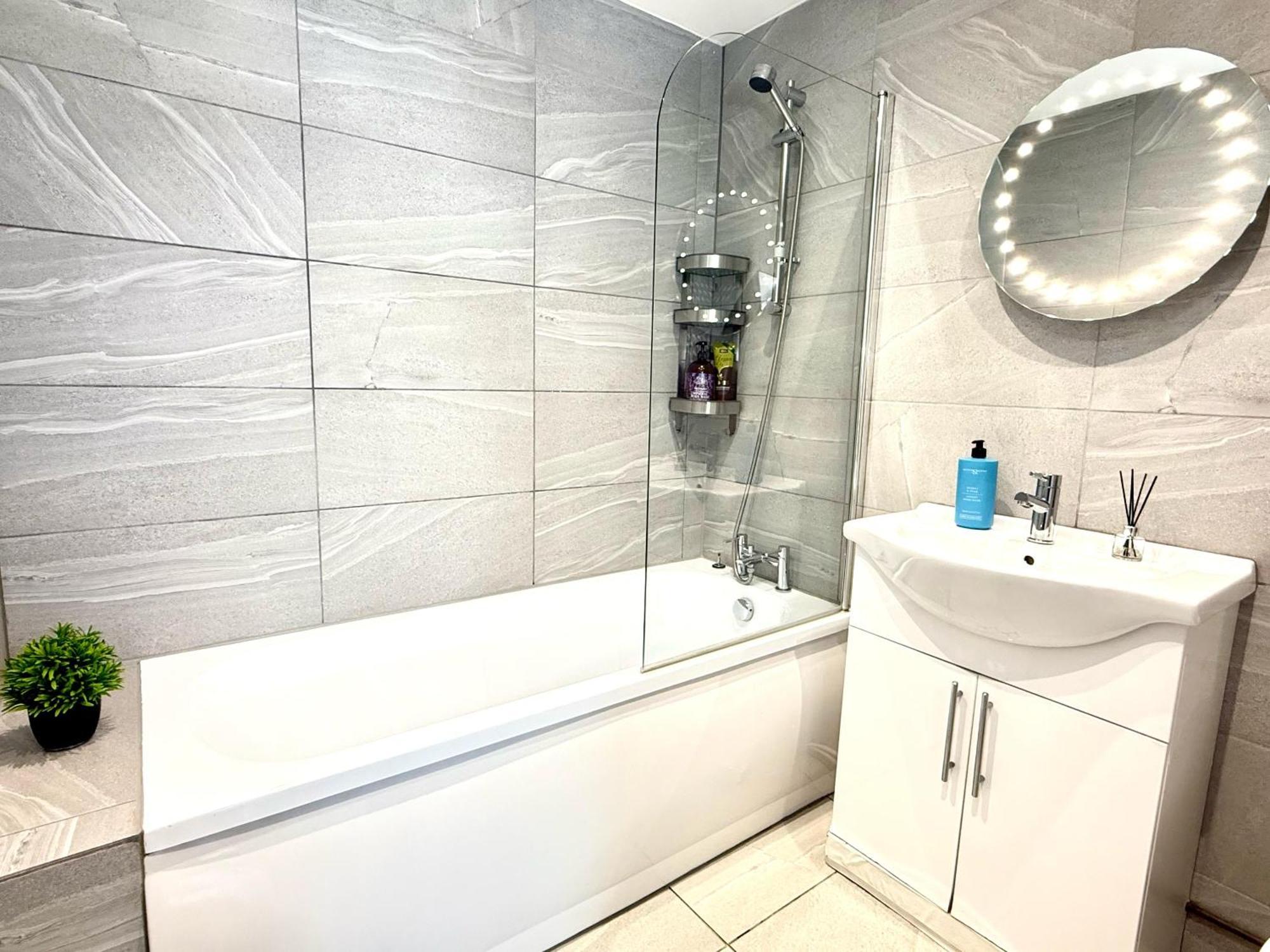 Evergreen Lodge - Two Bed Lux Flat - Parking, Garden, Patio, Wifi, Netflix - Close To Blenheim Palace & Oxford - F3 Kidlington Esterno foto