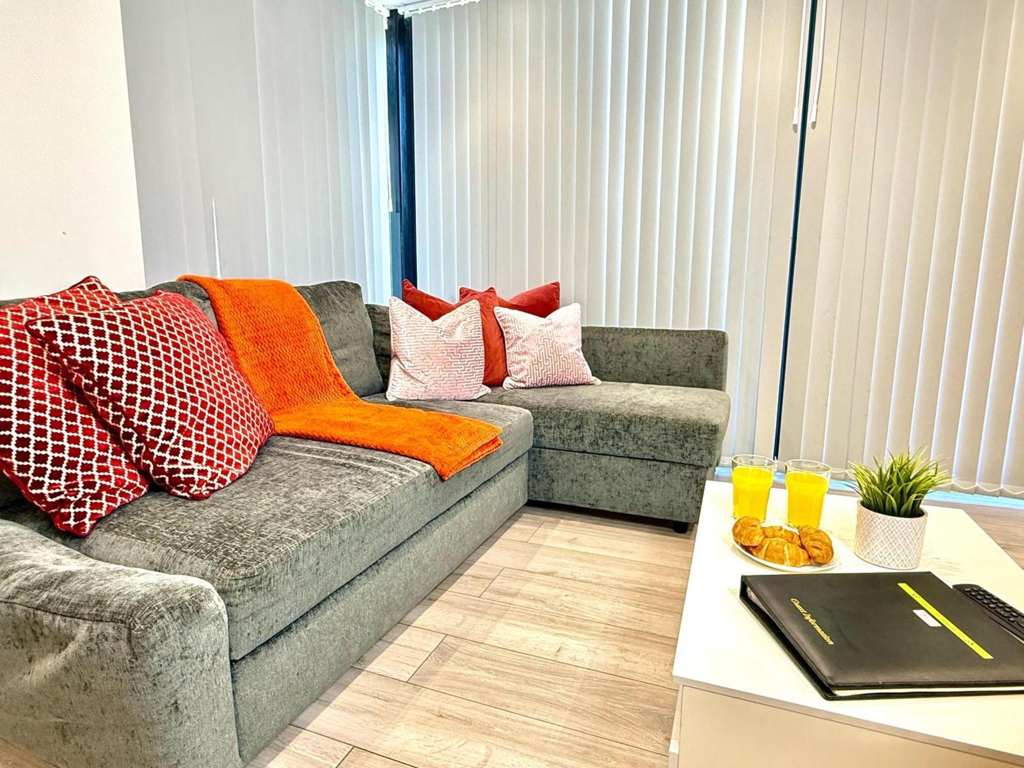 Evergreen Lodge - Two Bed Lux Flat - Parking, Garden, Patio, Wifi, Netflix - Close To Blenheim Palace & Oxford - F3 Kidlington Esterno foto